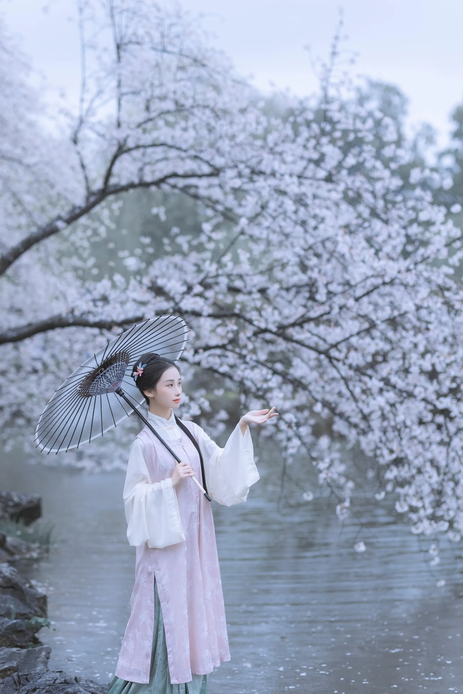 [艺图语] 2022.05.25 雨樱花 眸小妖 [46P]插图3